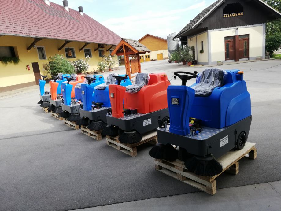 Več pometalnih strojev na dvorišču podjetja Purgar d.o.o.